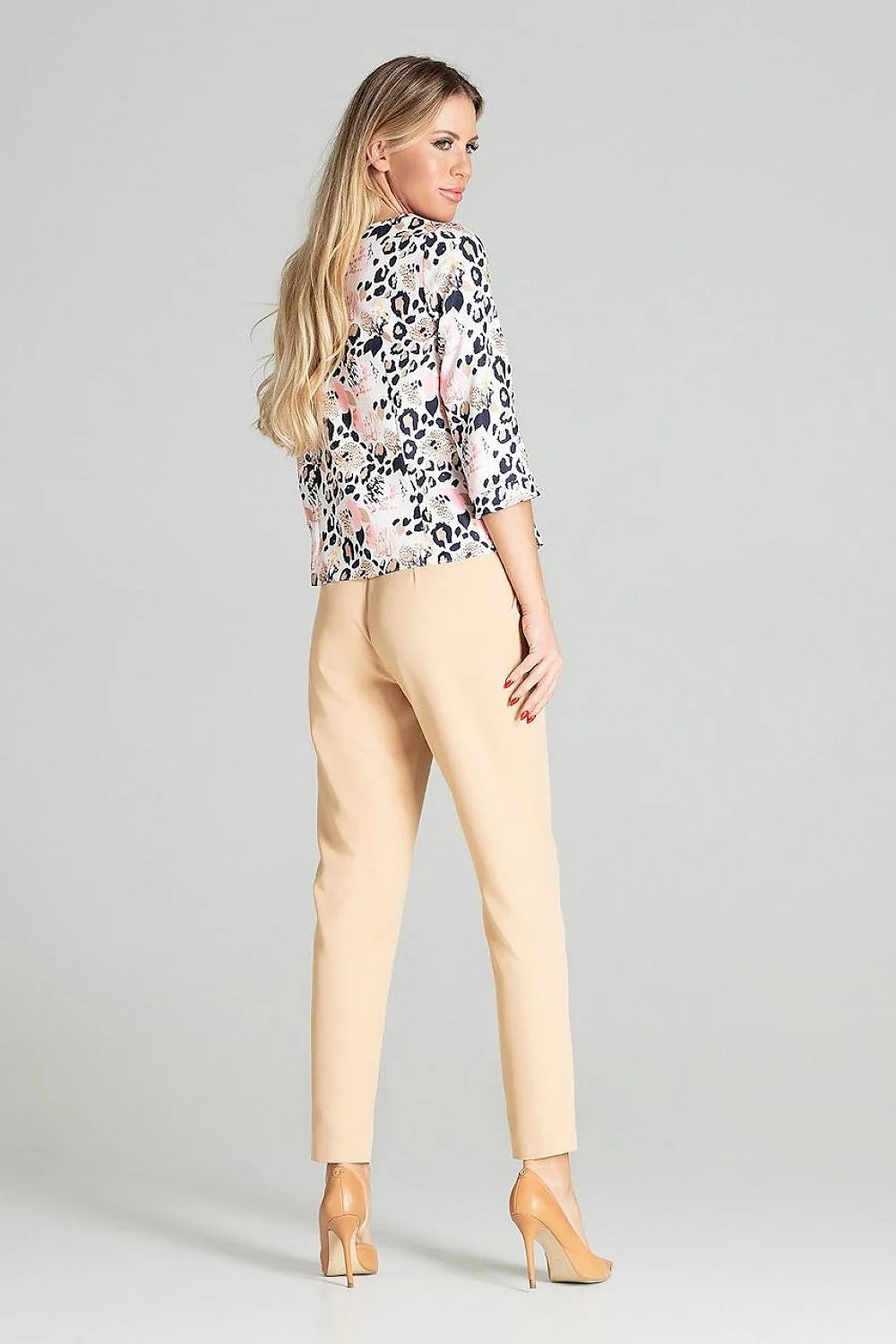 Ensemble chic chemisier coton manches trois-quarts boutons dorés pantalon beige taille haute moderne élégant