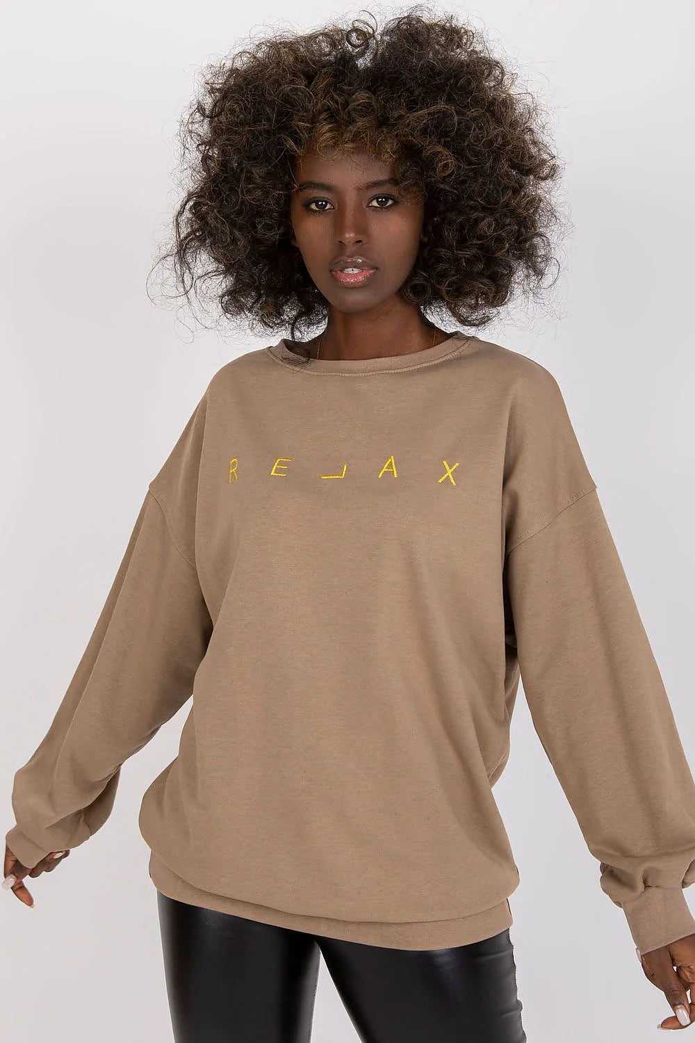 Sweatshirt femme beige coton polyester oversize épaules tombantes col rond broderie relax inscription minimaliste style casual