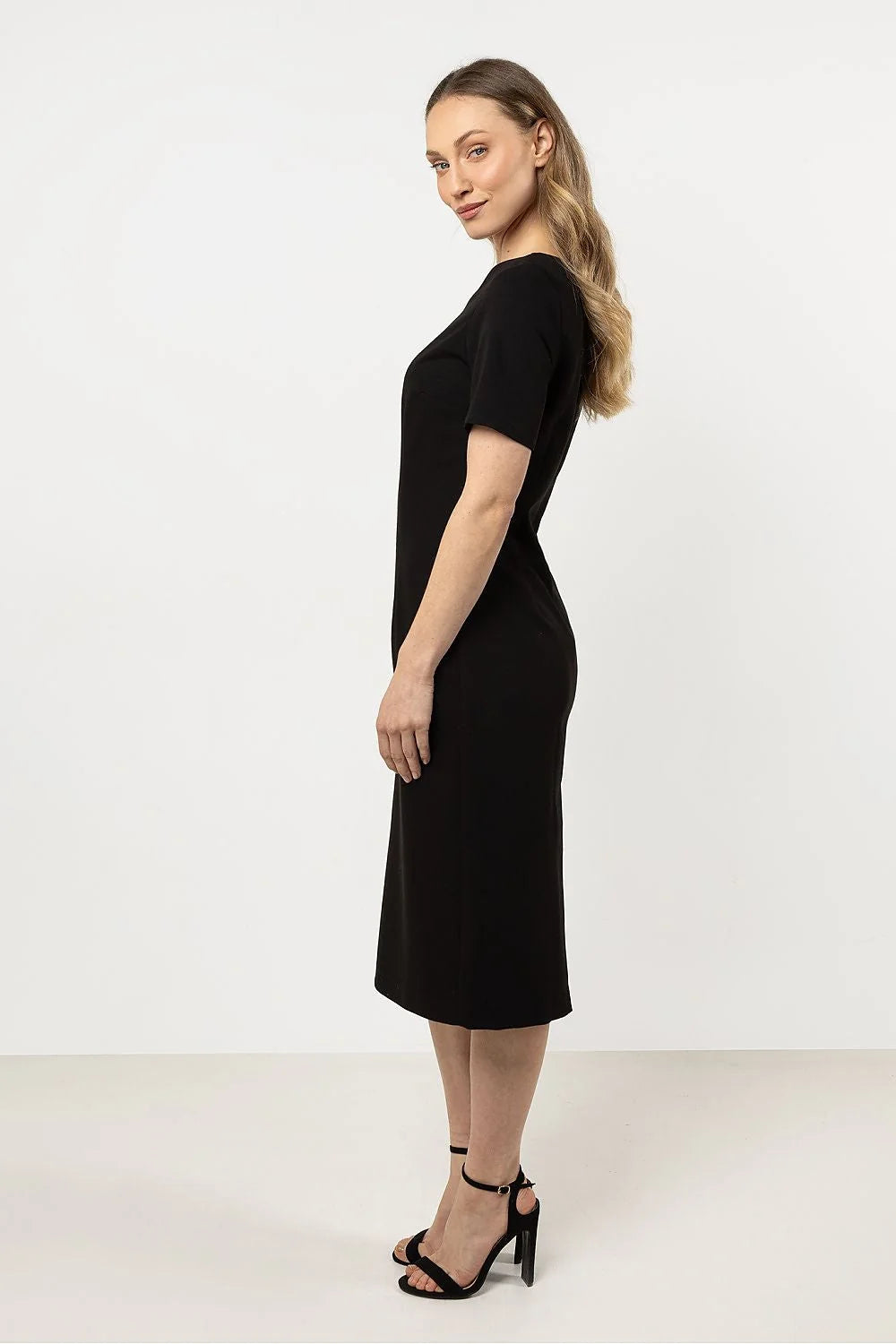 Robe noire élégante pour femme coupe ajustée manches courtes col rond ourlet sous genou