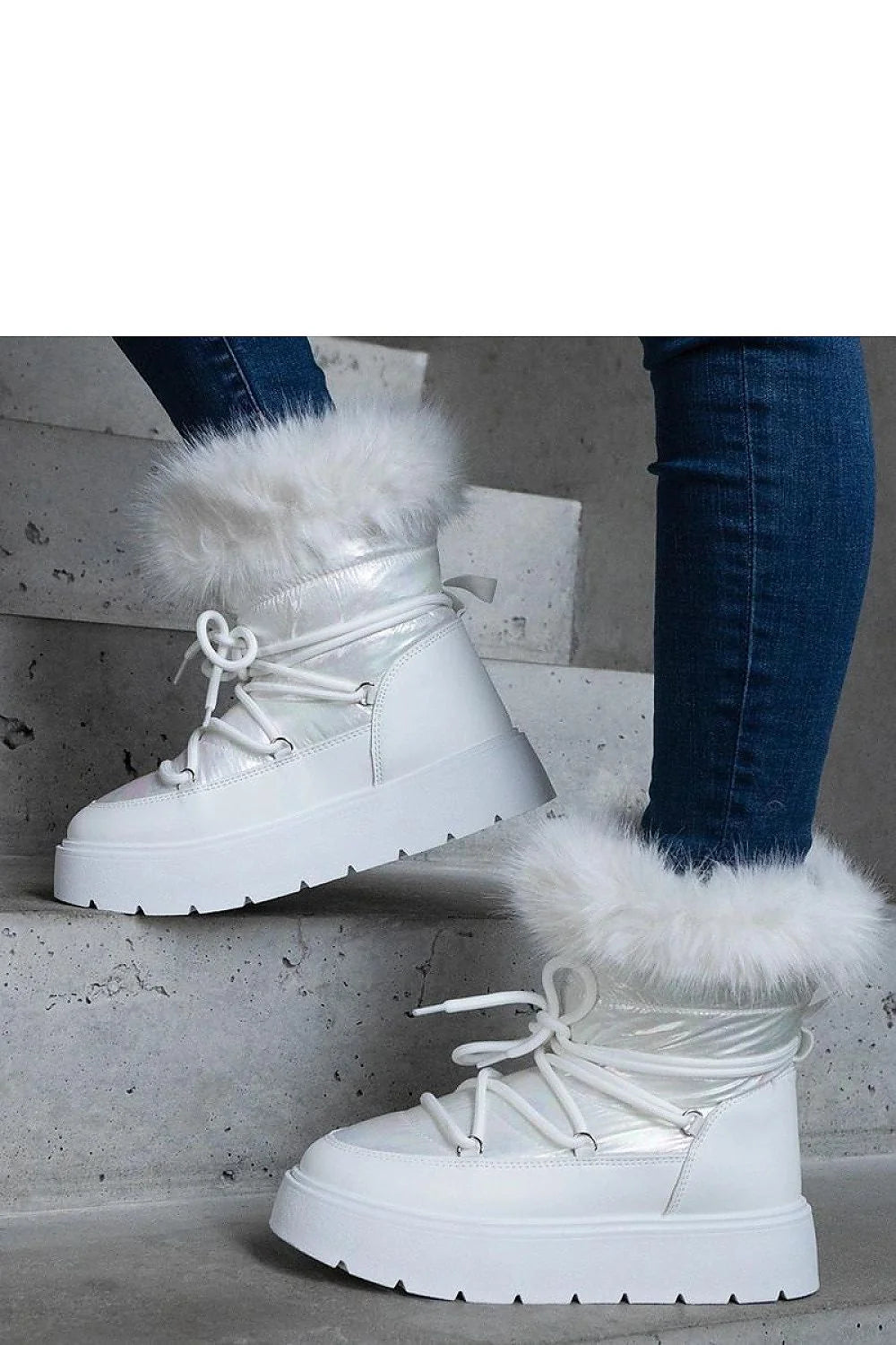 bottes solea neige blanches irisée fourrure synthétique volumineuse semi montantes lacage fonctionnel plateforme épaisse crantée adhérence doublure chaude élégantes urbaines