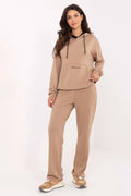 ensemble survetement femme beige camel molleton doux sweatshirt capuche poche kangourou broderie discrète pantalon taille haute viscose elasthanne