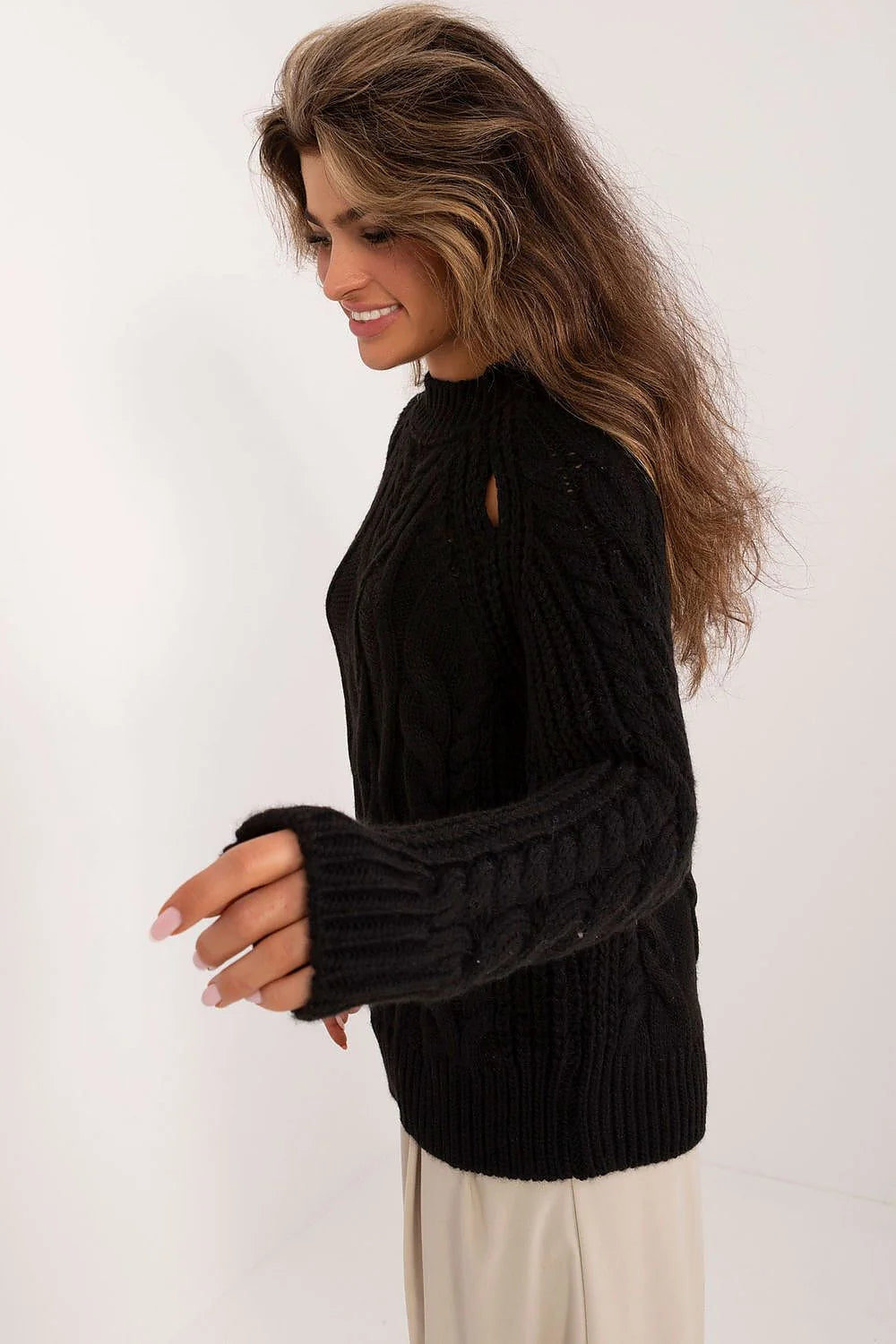 Pull féminin longueur standard manches longues col rond tricoté torsadé laine acrylique épaules découpées finitions côtelées noir profond