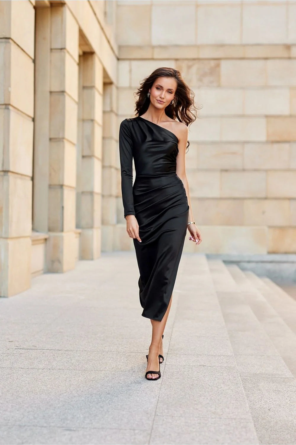 Robe de soirée élégante longueur midi manche longue unique en satin noir coupe ajustée pour femme