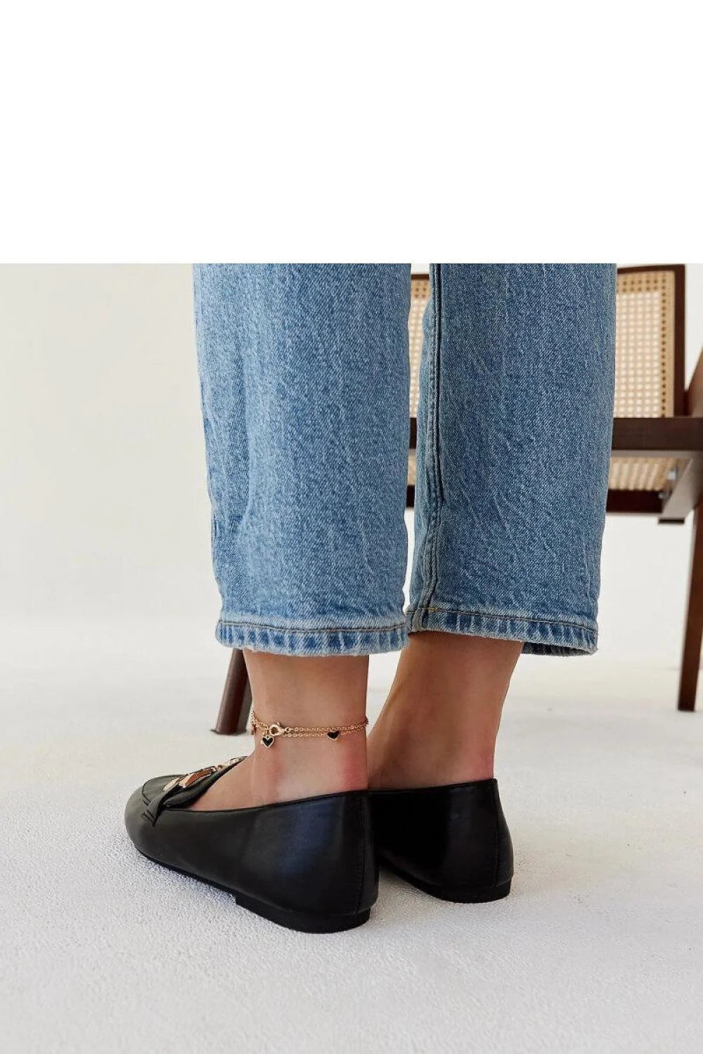 mocassins femme cuir noir détails dorés horsebit sanslacets talon plat semelle fine coutures apparentes confort légers élégants intemporels polyvalents sophistiqués