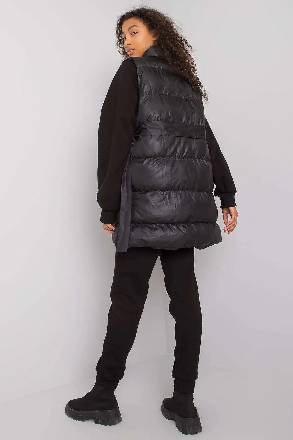 Ensemble féminin moderne et stylé avec gilet matelassé, sweat-shirt et pantalon de jogging beige