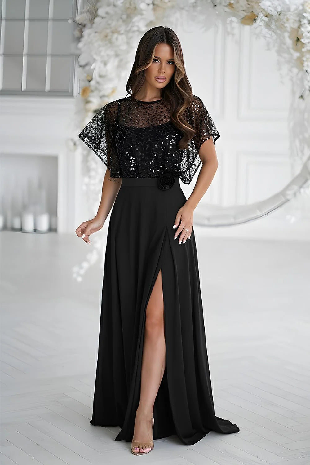 robe longue noire élégante fines bretelles corsage sequins cape tulle manches papillon taille marquée ceinture rosace jupe fluide fente latérale
