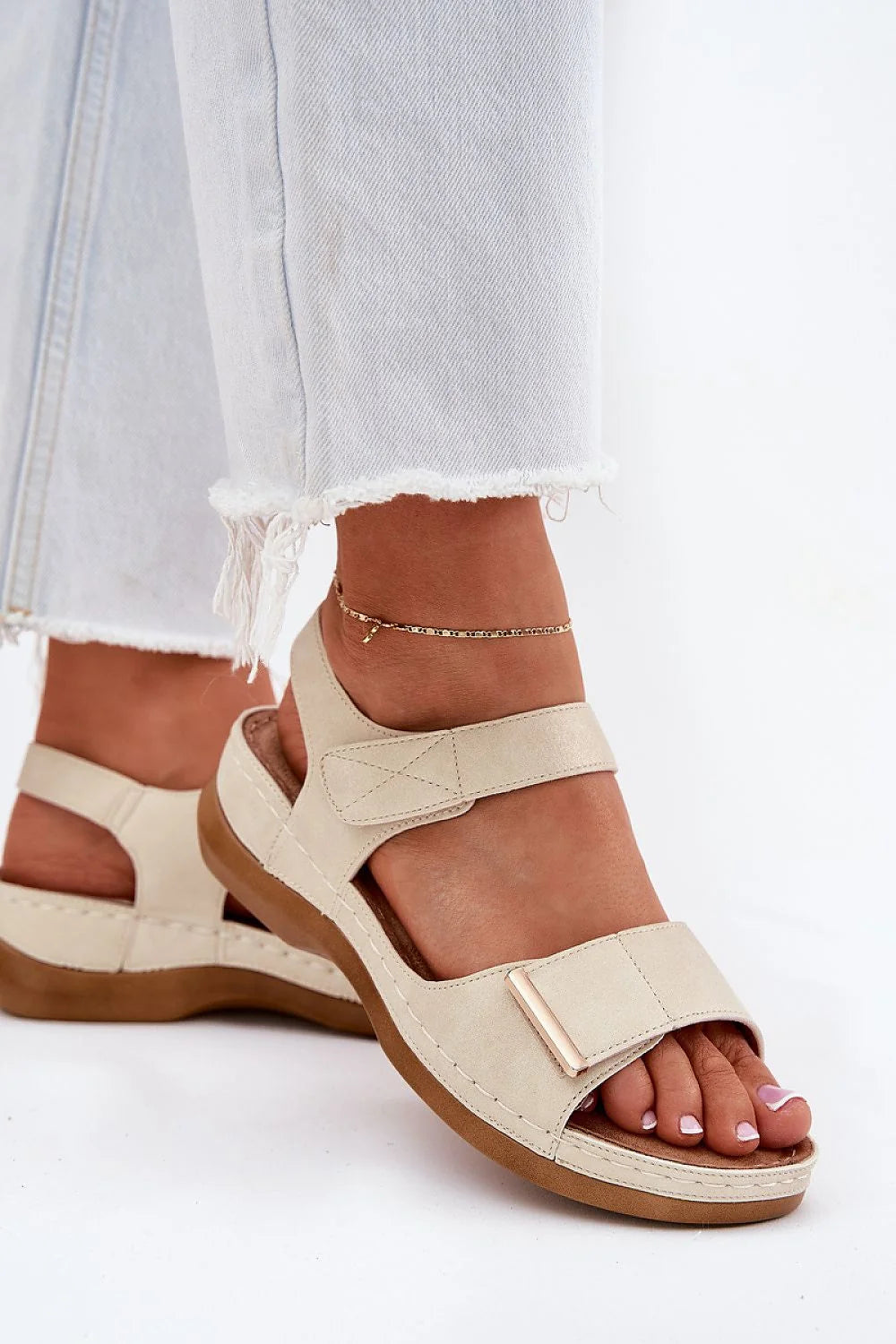 Sandales pour femmes style moderne ouvertes à l'avant cuir artificiel beige ajustables bride métallique confortable été