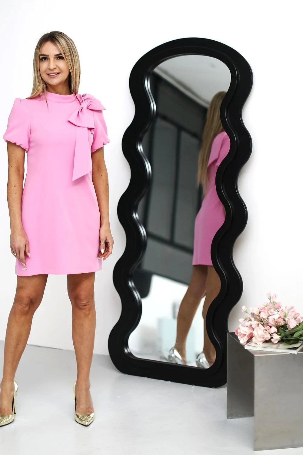 Robe de cocktail élégante couleur rose Barbie coupe trapèze nœud décoratif manches courtes polyester elastane taille ajustable femmes