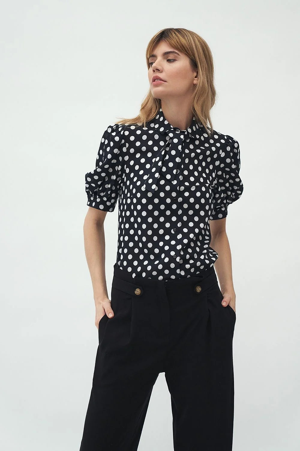Chemisier femme manches courtes viscose pois noir élégant rétro coupe ajustée moderne silhouette
