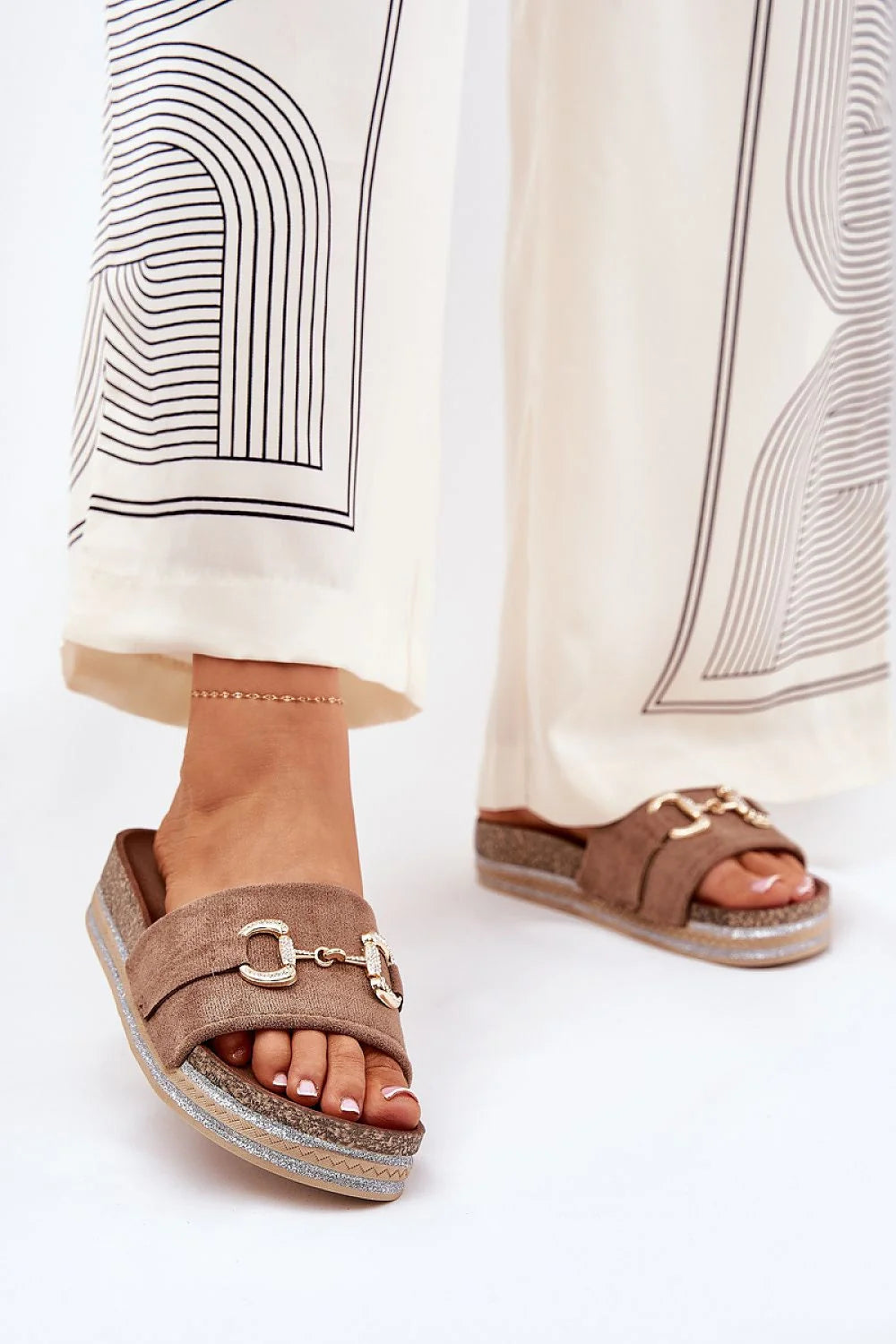 Sandales plates femmes style été cuir suédé éco-friendly plateforme paillettes doré confort été 2023
