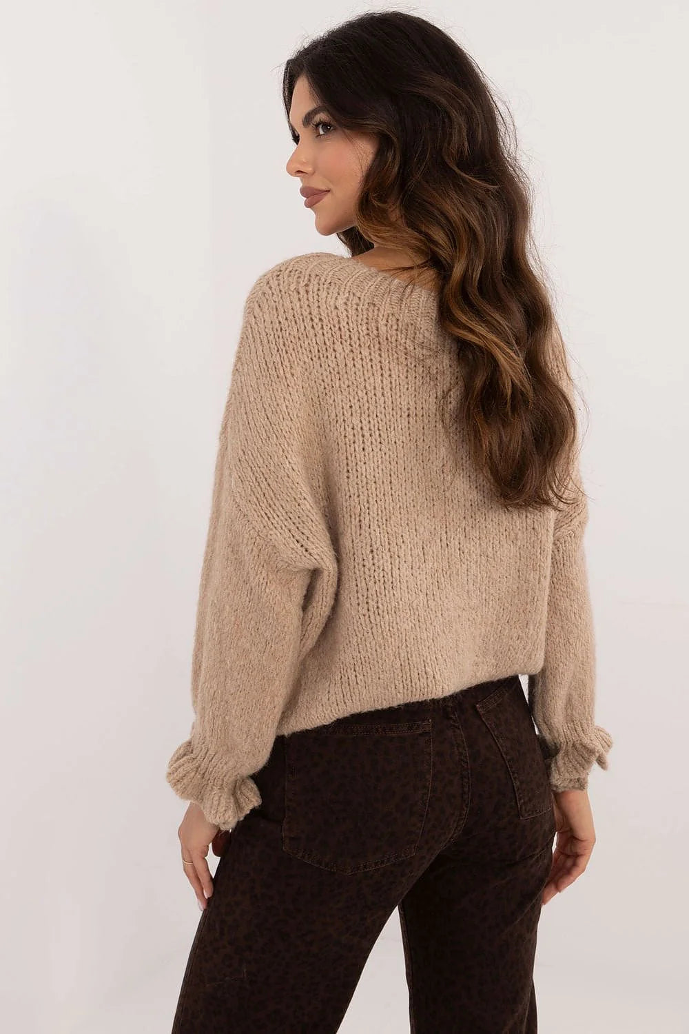 pull femme oversize beige camel grosse maille duveteuse col rond coupe ample longueur hanche manches longues ballon poignets froncés volantés