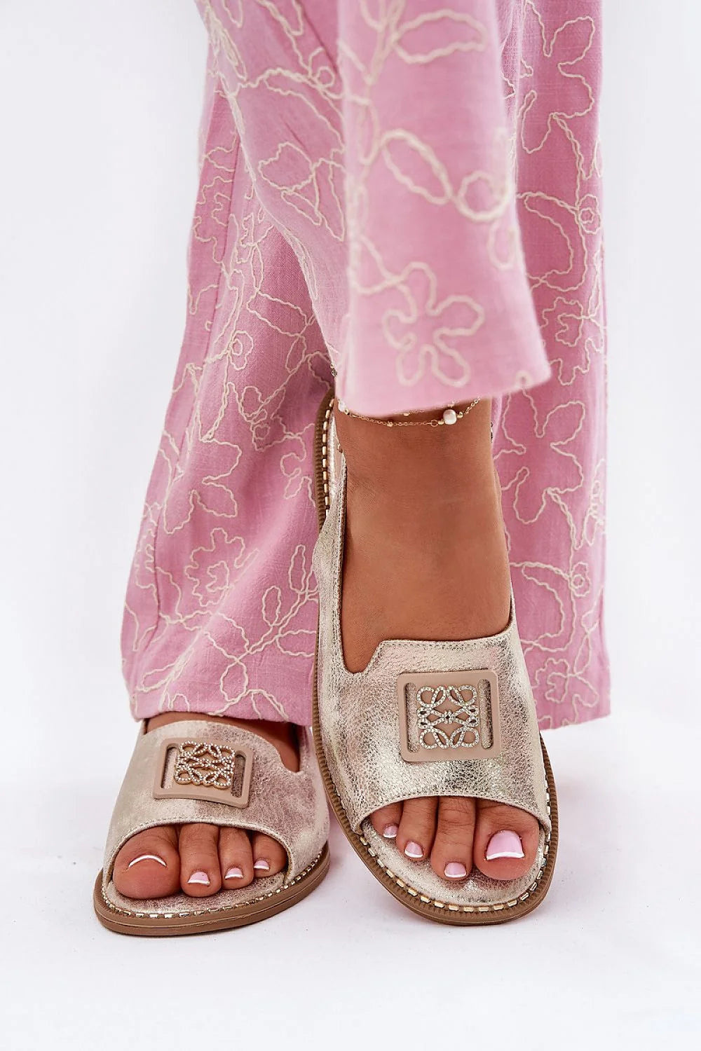 Sandales dorées pour femmes slingback design élégant cuir synthétique semelle caoutchouc ajustement parfait occasion estivale