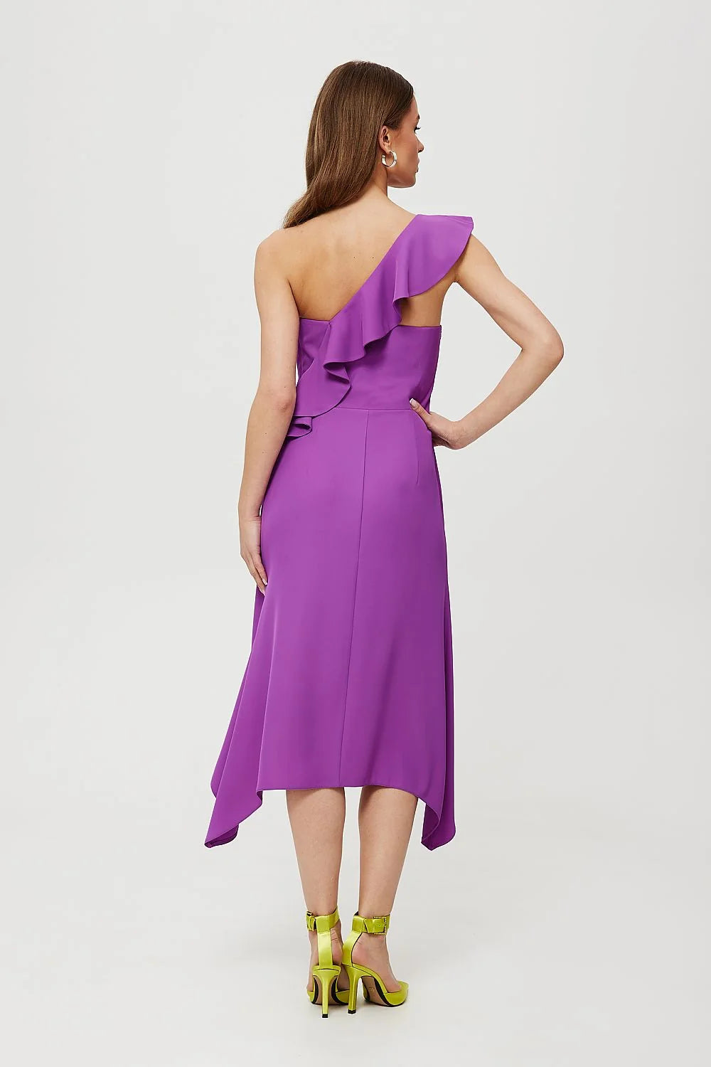 Robe de cocktail Makover asymétrique épaule nue volant violet violette polyester fluide dos nu femme occasion spéciale soirée