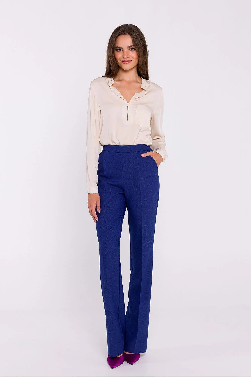 Chemisier Stylove élégant style sobre beige coupe ample manches longues en V col ouvert pantalon taille haute coupe droite bleu vif look professionnel vêtement femme