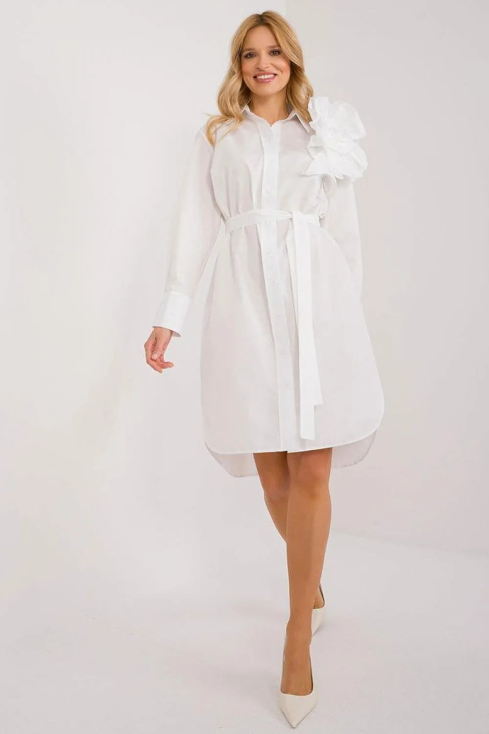 Robe de jour Lakerta en coton blanc élégante, broderie fleurie, manches longues, ceinture amovible, coupe asymétrique, idéale pour toutes occasions