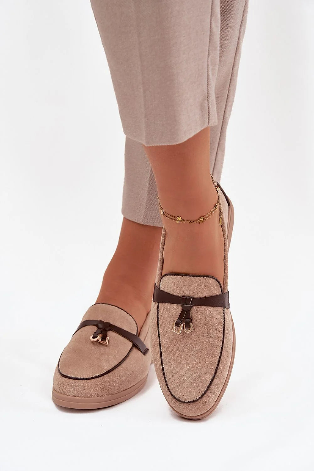 mocassins femme suédine écologique taupe beige bout arrondi semelle plate compensée caoutchouc confort quotidien bride cuir marron boucle métallique passepoil