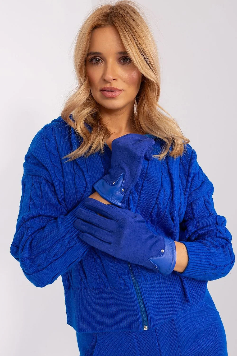 blouson capuche maille torsadée bleu roi coupe ajustée fermeture éclair métal gants suédine assortis embout tactile