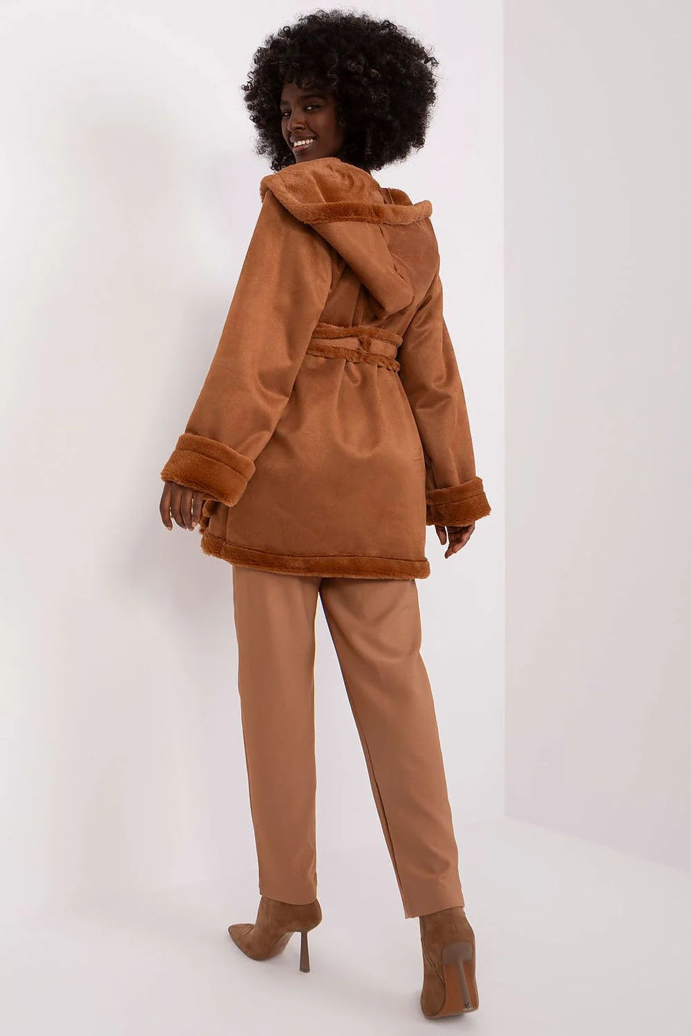Manteau pour femme Lakerta en faux suède marron, capuche fourrure, style décontracté-chic, coupe ample, boutons classiques, poches plaquées, mode hiver élégant