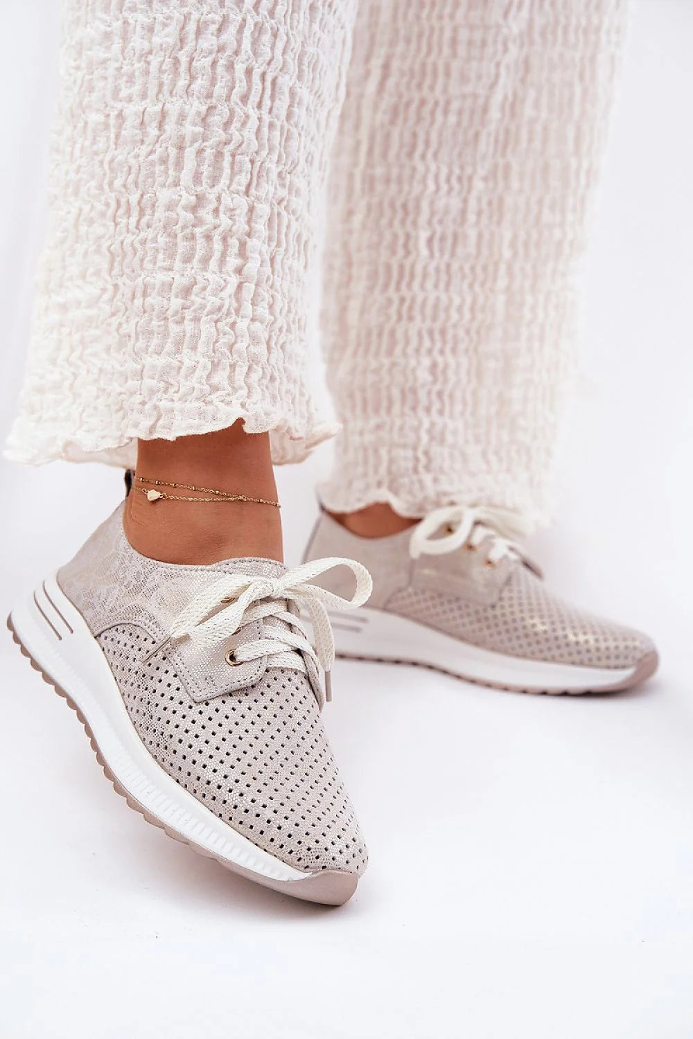 chaussures basses femmes sportive chic confort plateforme cuir naturel perforé beige lacets tissu œillets dorés semelle blanche compensée