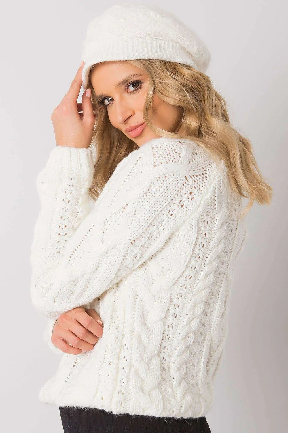 Ensemble pull et béret femme en laine blanche torsadée, chic décontracté pour hiver chaleureux