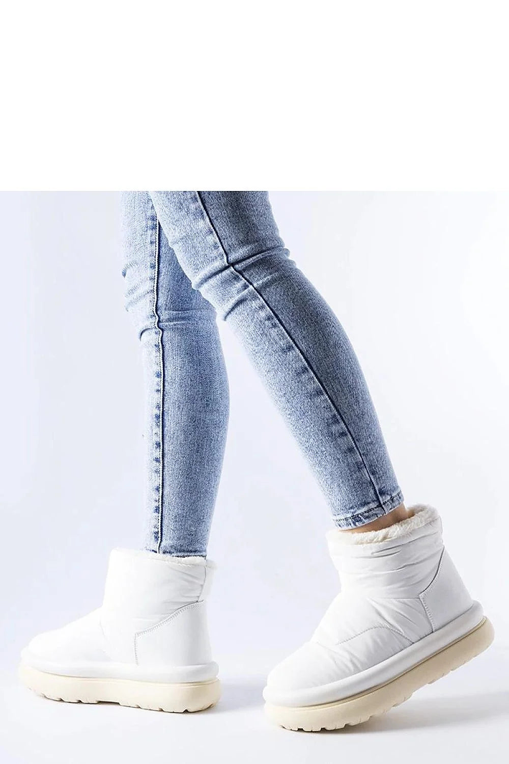 Bottines pour femme moderne design minimaliste couleur blanche style matelassé coupe ajustée cheville mi-hauteur semelle plateforme caoutchouc faux fourrure intérieur confortable durabilité