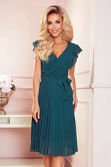 Robe cocktail élégante mousseline polyester élasthanne vert bouteille coupe portefeuille encolure v manches courtes plissés jupe volants épaules