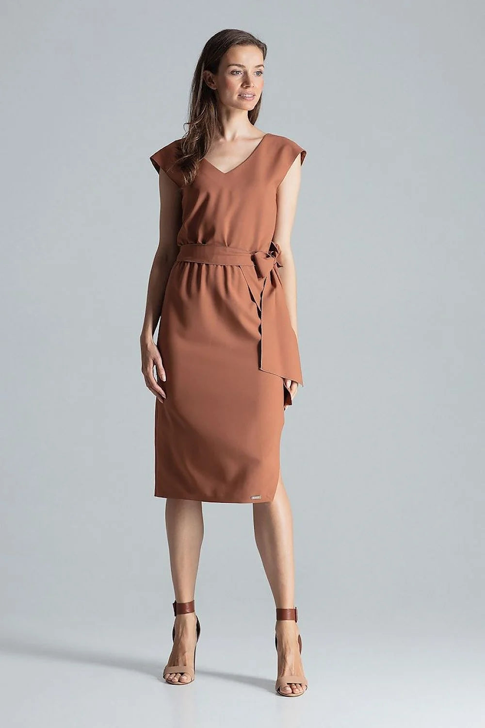 robe midi bordeaux polyester fluide mate nondoublée colV ceinture asymétrique fente manches courtes fourreau ajustée élégante chic contemporaine