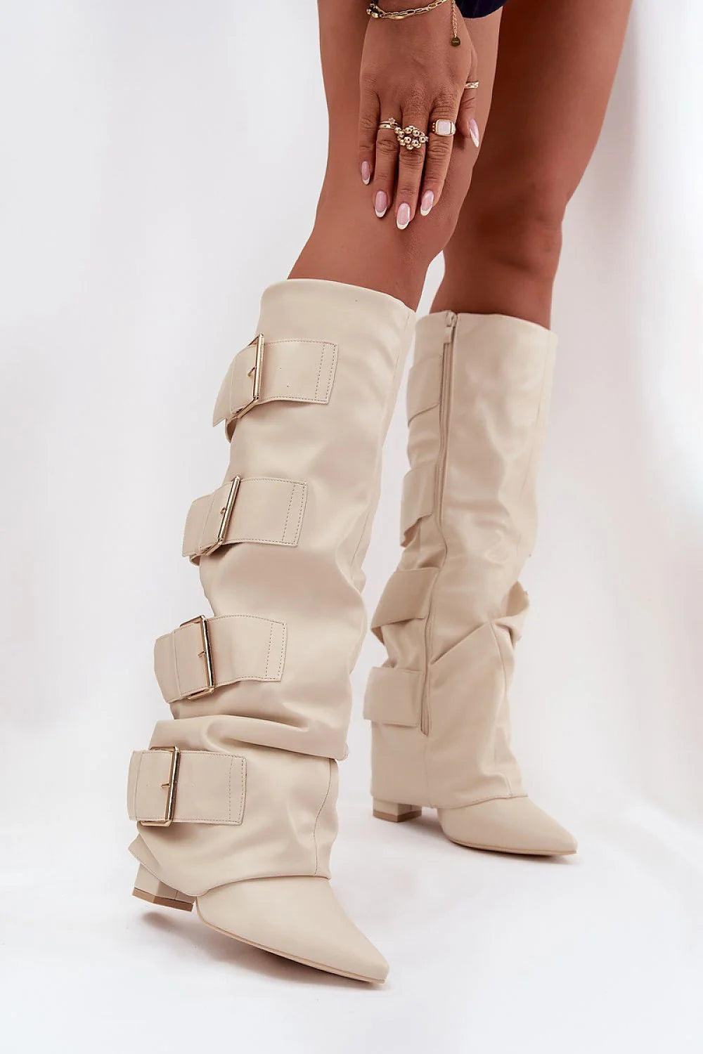 bottes hautes femme beige crème similicuir lisse slouchy bout pointu talon bas carré sangles larges boucles dorées réglables