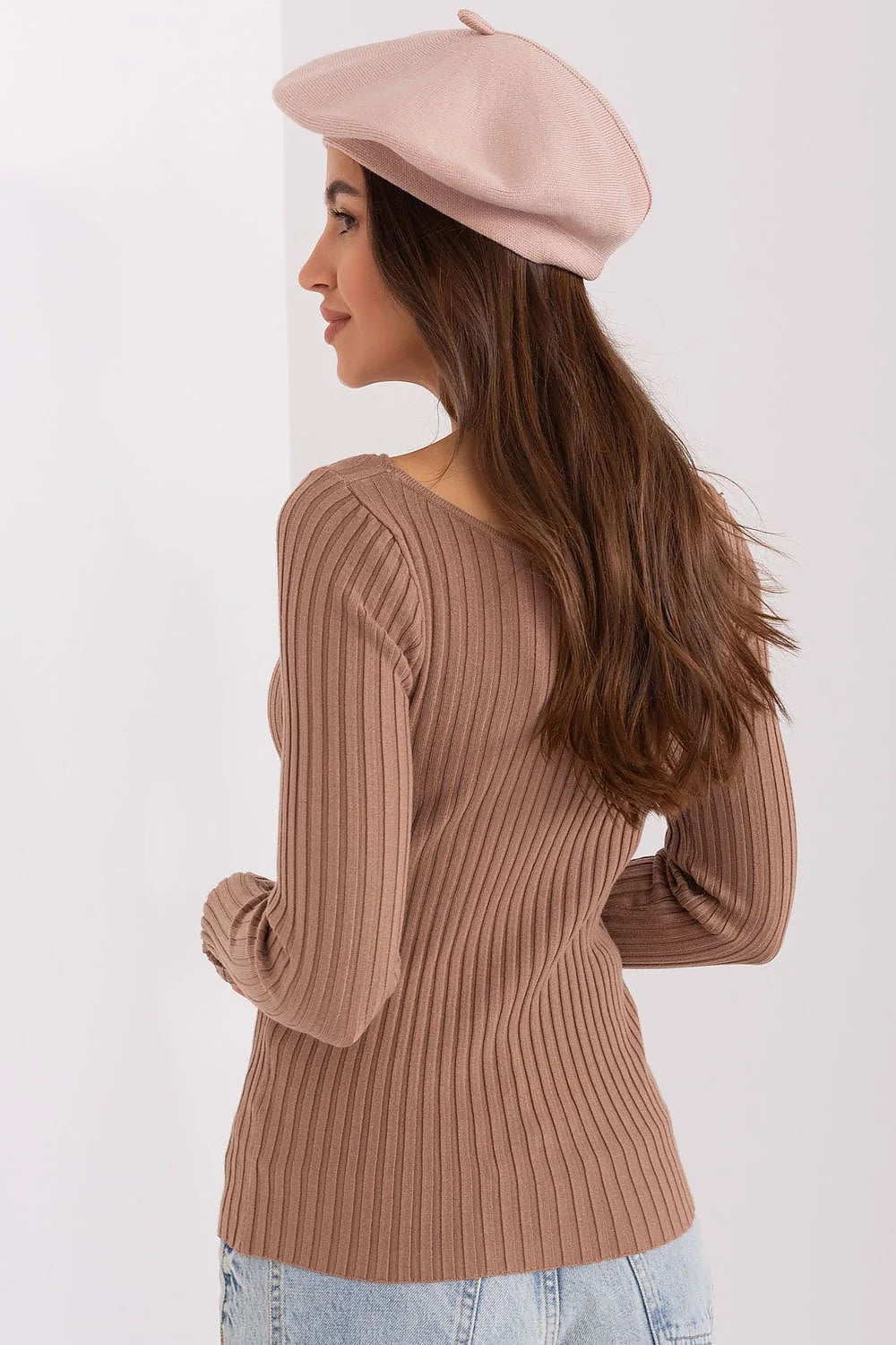Béret élégant en acrylique coton cachemire rose pâle design parisien pour femmes avec pull côtelé brun taupe