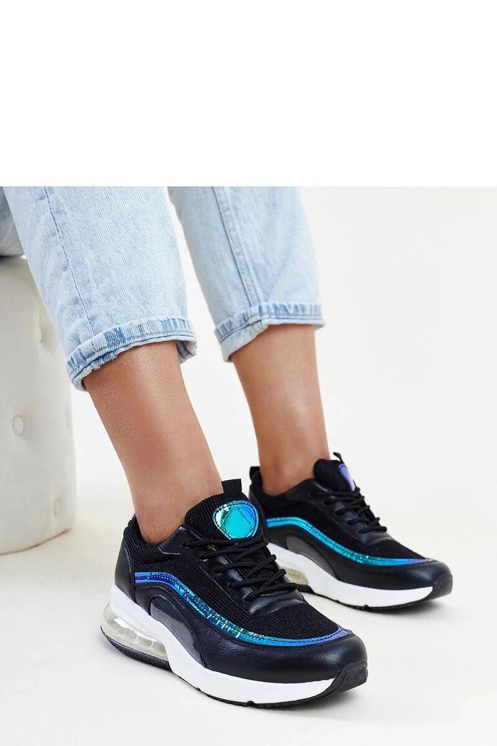 Sneakers modernes audacieuses pour femme, design sportif, détails irisés bleu turquoise, cuir synthétique mesh, confort, semelle épaisse, usage quotidien
