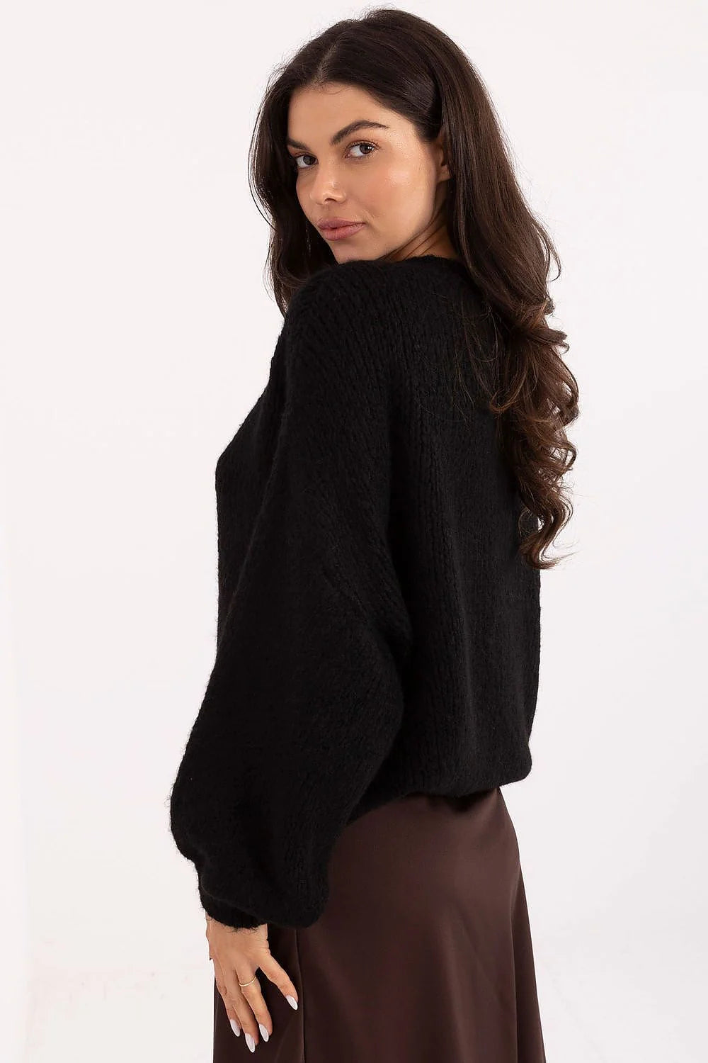 pull femme grosse maille oversize court col rond noir torsadé discret épaules tombantes manches bouffantes poignets côtelés texture duveteuse chaude