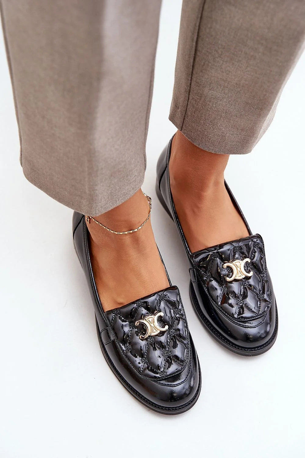Mocassins élégants en cuir noir pour femmes, style classique, détails dorés, confort toute la journée, occasions diverses, mode intemporelle