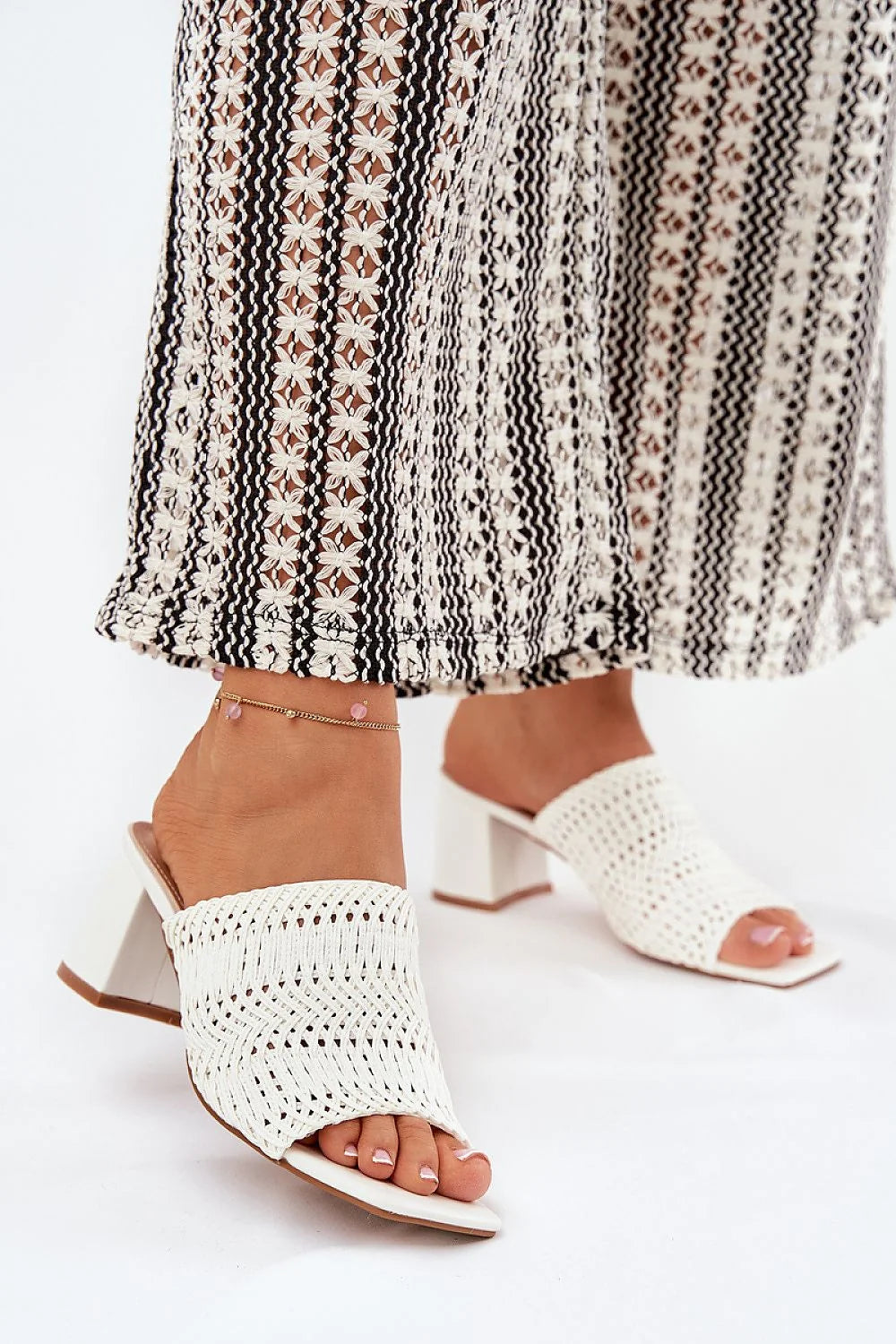 Sandales et pantalon mode été 2023 tissu tricoté maille motif floral talon bloc blanc cassé boho-chic femme