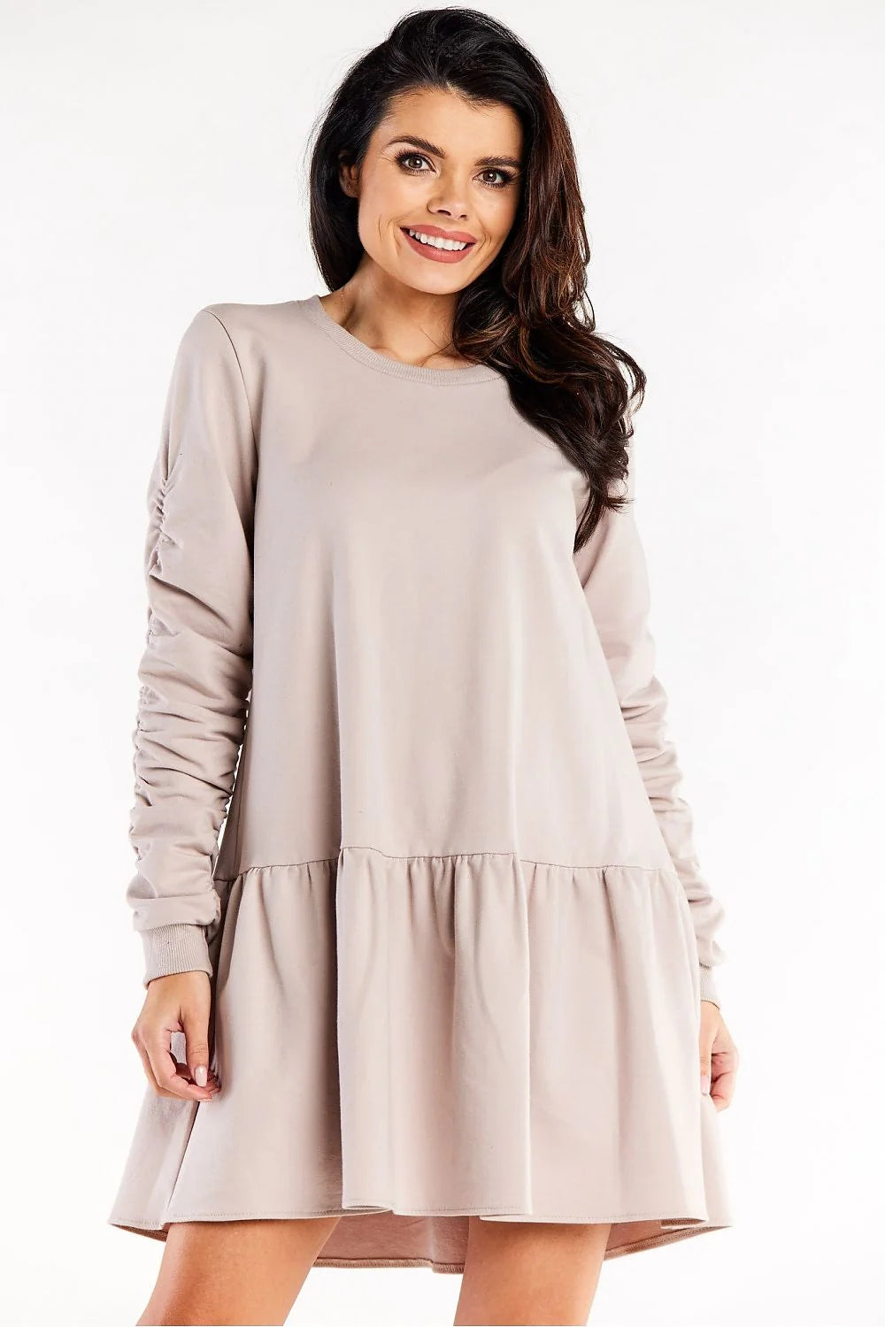Robe de jour moderne élégante robe ample manches longues encolure ronde ourlet volanté beige nude coton elasthanne femme