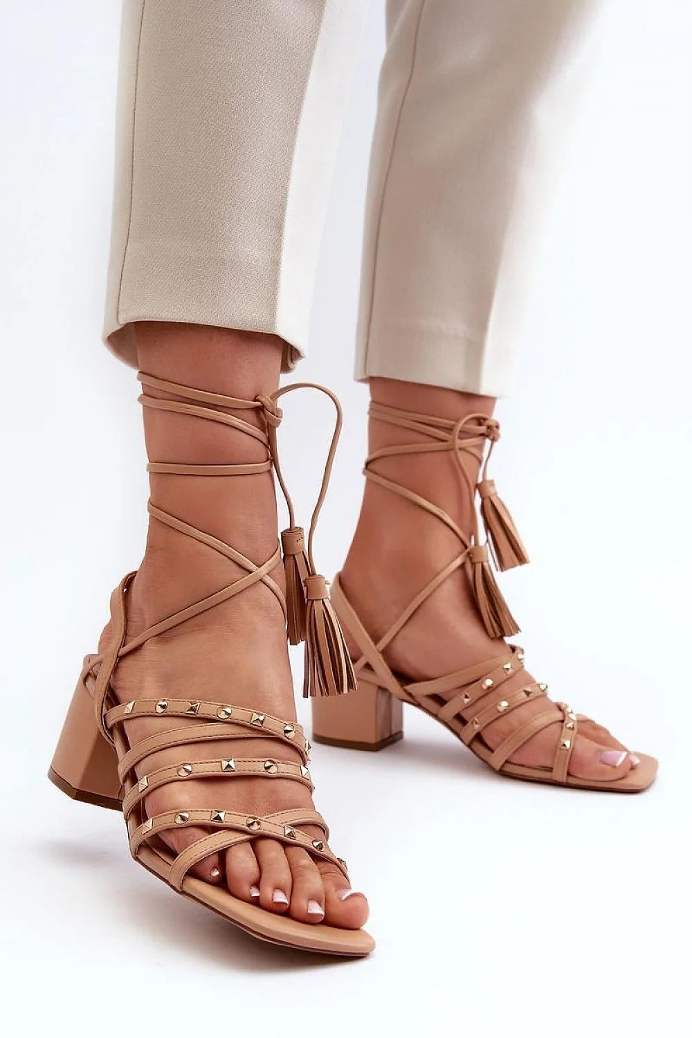 Sandales élégantes moderne talon bloc couleur beige cuir artificiel lacets pompons style bohème femmes