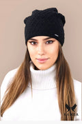 Bonnet féminin design sophistiqué motif losange matière douce couleur noire coupe ample finitions soignées mode automne-hiver