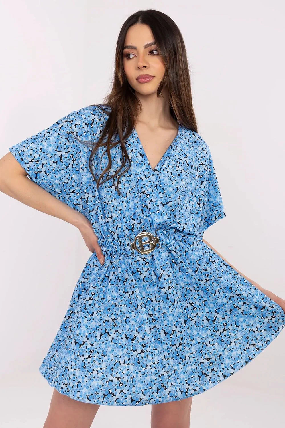 Robe estivale féminine décontractée motif floral bleu noir blanc manches courtes larges col V ceinture élastiquée boucle argentée coupe ample silhouette structurée longueur au-dessus du genou qualité supérieure
