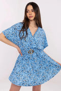 Robe estivale féminine décontractée motif floral bleu noir blanc manches courtes larges col V ceinture élastiquée boucle argentée coupe ample silhouette structurée longueur au-dessus du genou qualité supérieure