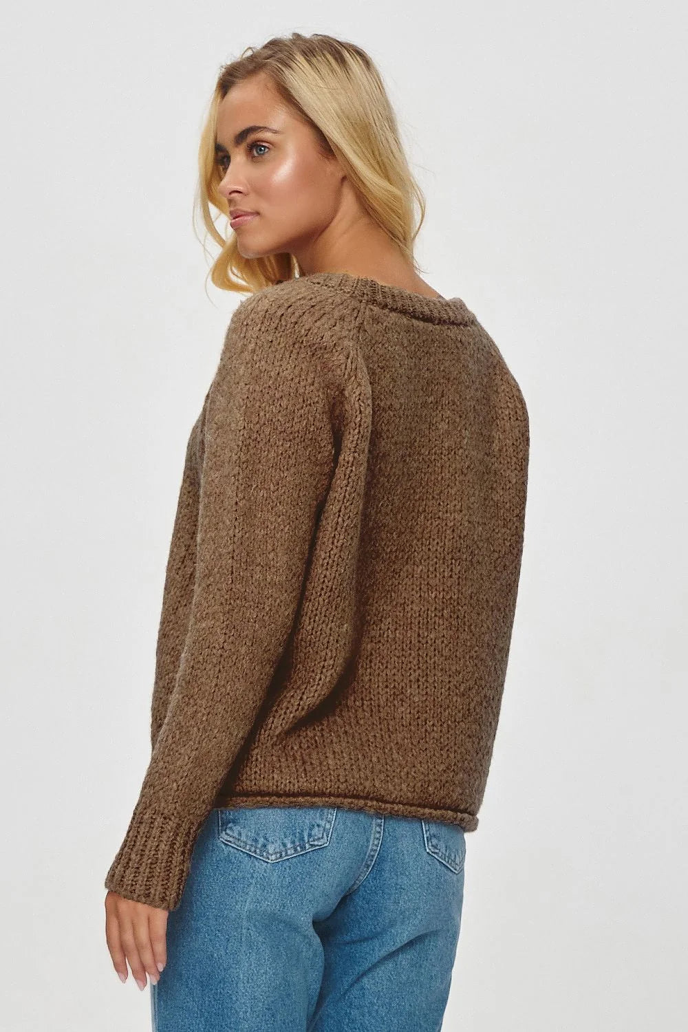 Chandail Makadamia pour femme en laine épaisse couleur brun foncé col rond manches longues coupe ample finitions côtelées