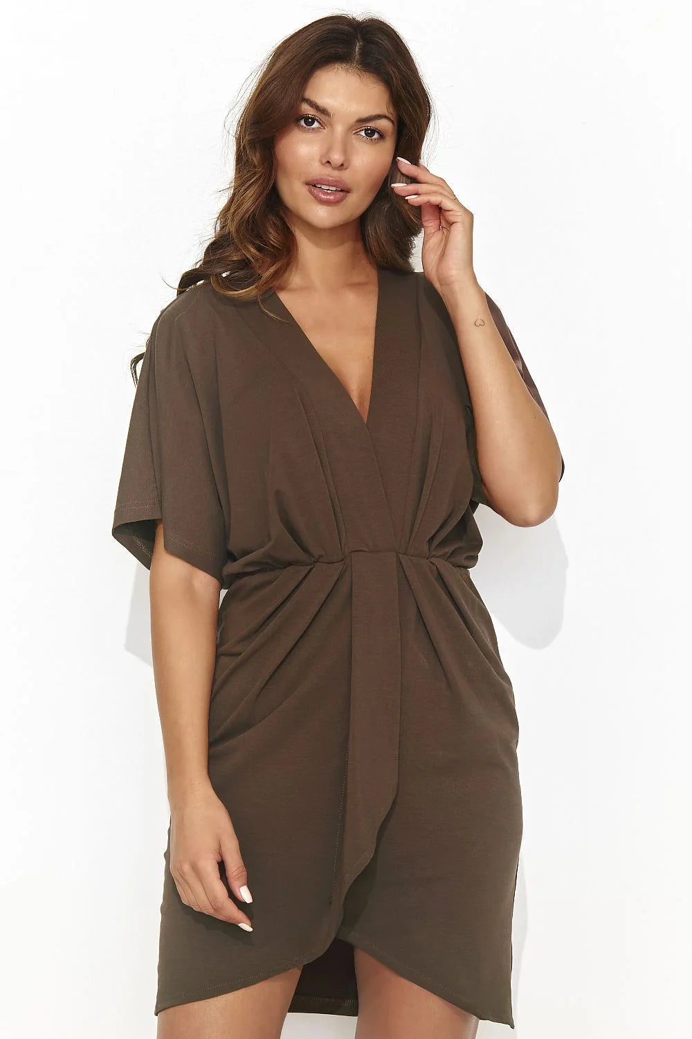 Robe de jour élégante en marron terre, coupe ajustée, décolleté en V, manches courtes, matériau fluide, femme