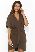 Robe de jour élégante en marron terre, coupe ajustée, décolleté en V, manches courtes, matériau fluide, femme