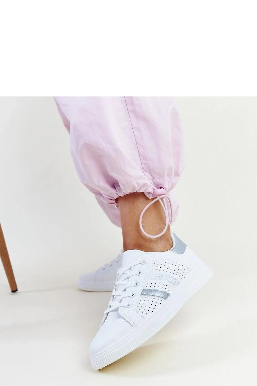 baskets femme blanches argentées modernes cuir synthétique perforées confortables urbaines basses lacets semelle épaisse antidérapante talon renforcé matelassé respirabilité élégantes