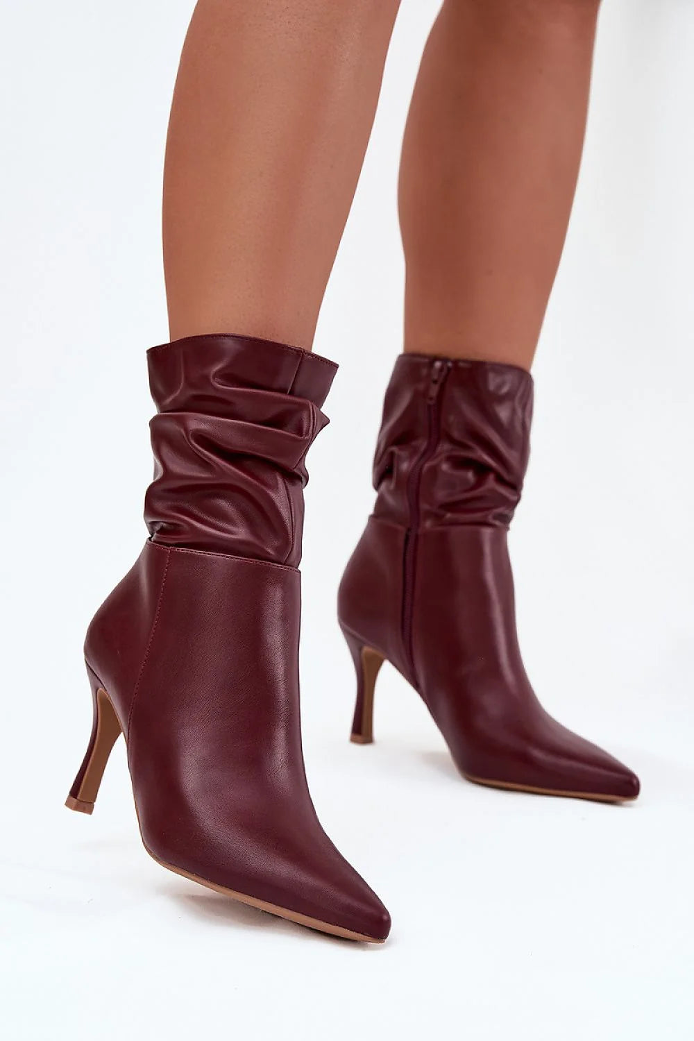 bottines bordeaux similicuir bout pointu fermeture éclair latérale talon aiguille moyen mi cheville froncée semelle fine beige silhouette élancée chic