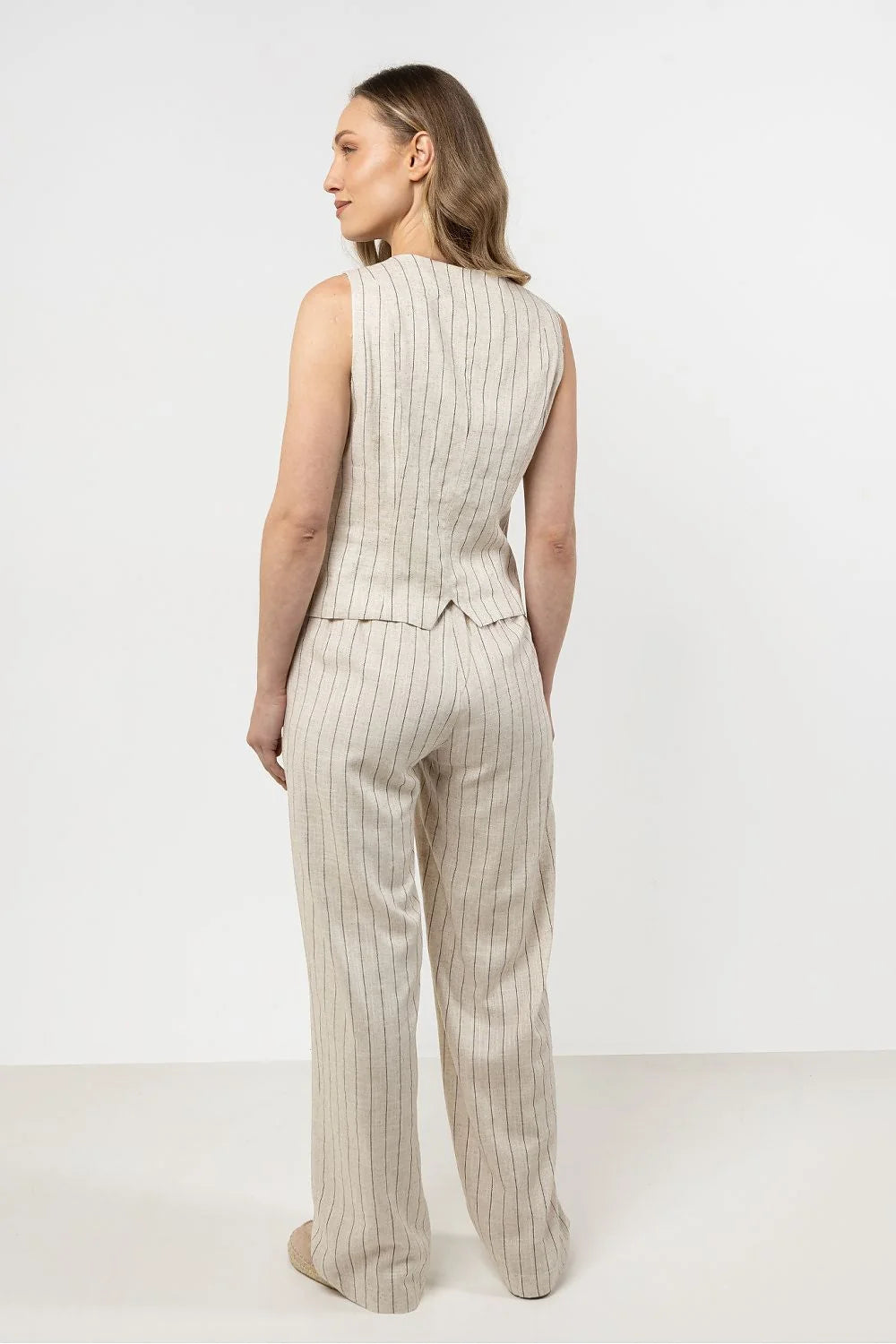 Gilet awama sans manches en lin à rayures délicates beige clair pantalon droit ample femme style élégant intemporel