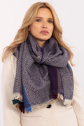 Écharpe d'hiver élégante pour femmes, motif chevrons, viscose douce, longueur 194 cm, franges, bleu marine et beige, style intemporel, pour tenues décontractées ou élégantes