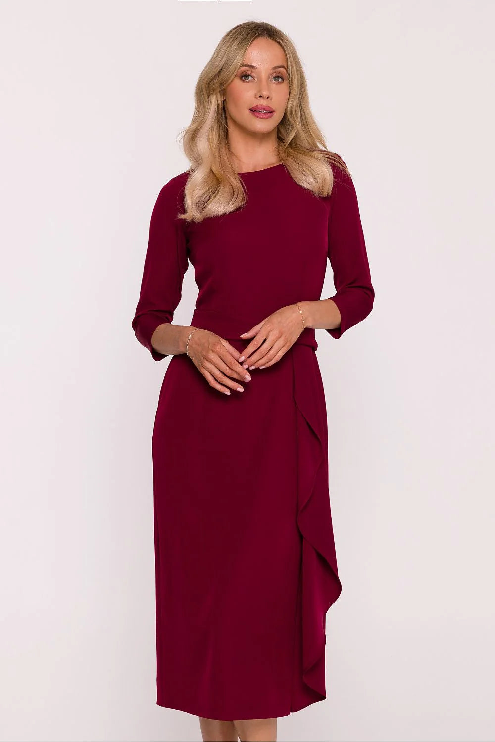 robe cocktail midi bordeaux crêpe fluide volants asymétrique manches troisquarts encolure ronde légèrement ajustée taille marquée fente arrière