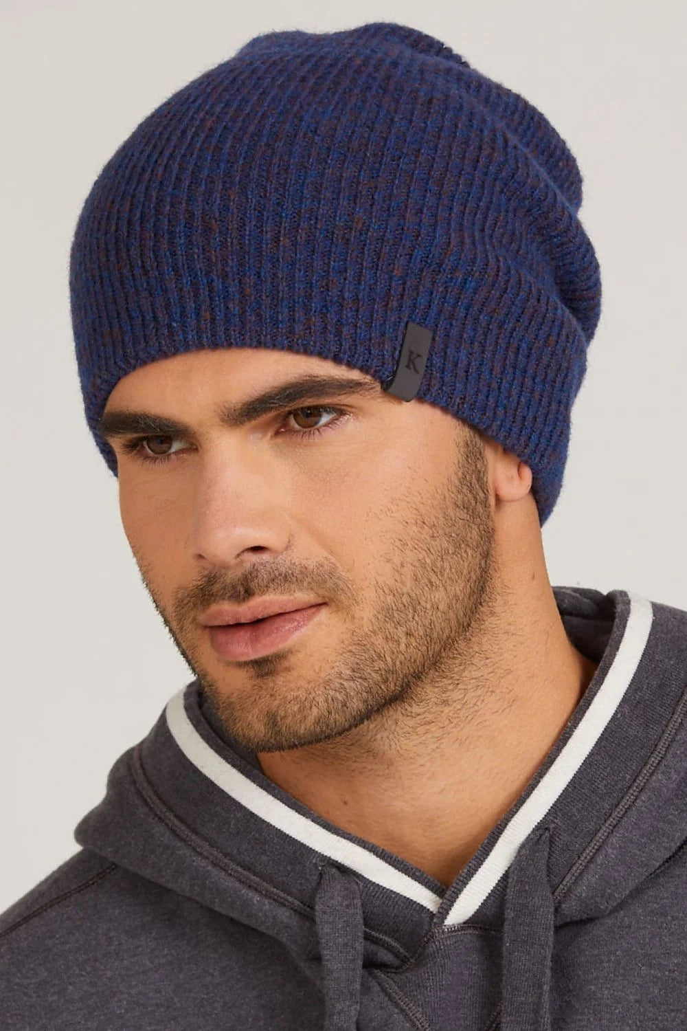 Bonnet tricoté classique bleu foncé texture côtelée pour femme hiver automne style slouchy confort thermique