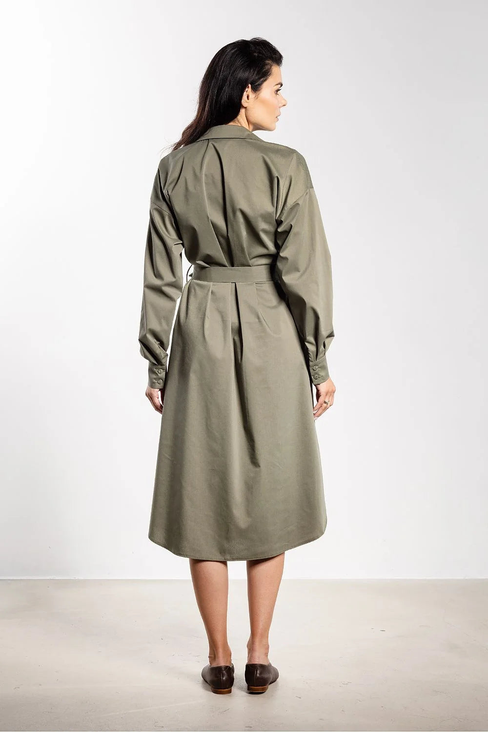 robe chemise midi kaki manches longues col classique ceinture nouée taille marquée boutons dissimulés poches latérales popeline structurée coupe trapèze
