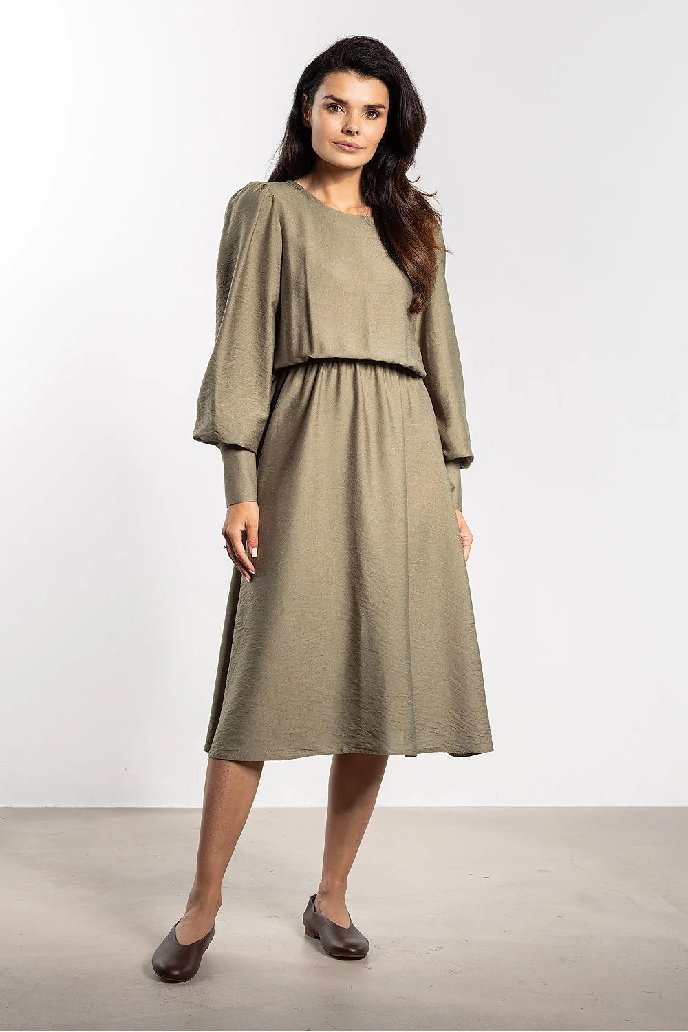 robe mi longue kaki élégante décontractée confortable féminine fluide texturé aspect lin taille élastique blousant jupe évasée manches longues bouffantes