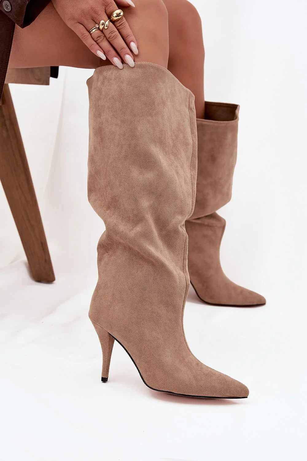 bottes hautes femme suédine taupe tige mi mollet slouch talon aiguille 9 5 cm bout pointu coupe fuselée élégante